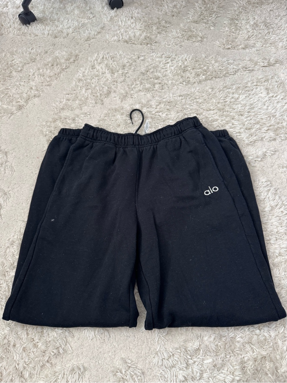 ALO Yoga Black cuffed sweatpants - Picture 2 of 5